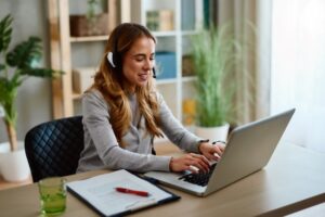 A student takes an online accounting class from home.